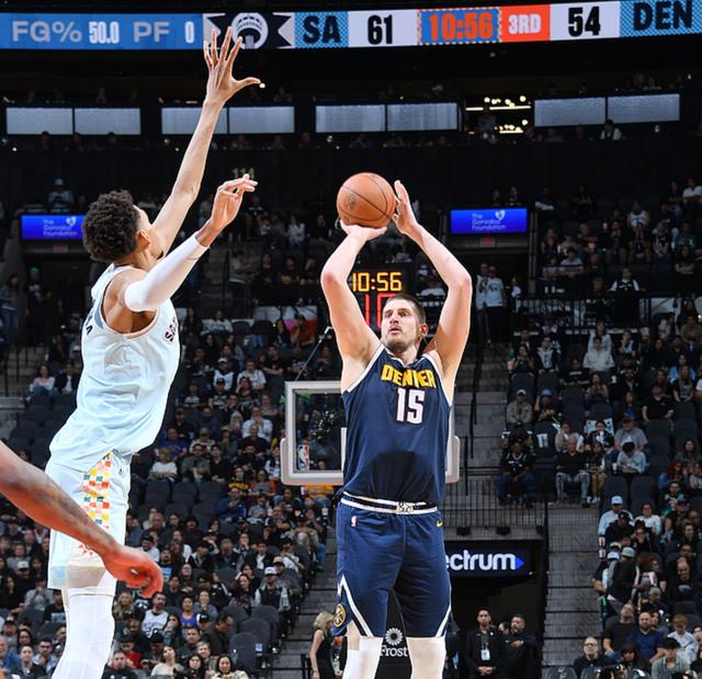 掘金战胜马刺取得开门红，约基奇全能表现引领球队的简单介绍